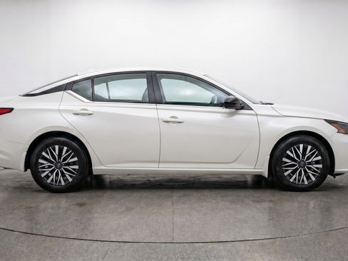 Used 2025 Nissan Altima 2.5 SV FWD image 11