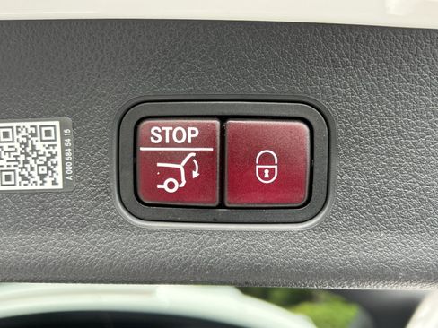 Certified 2025 Mercedes-Benz GLC 300 4MATIC image 30