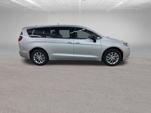 New 2026 Chrysler Pacifica Select AWD/4WD image 12