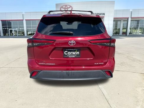 Used 2022 Toyota Highlander XLE AWD/4WD image 4