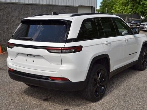 Used 2023 Jeep Grand Cherokee Altitude AWD/4WD image 8