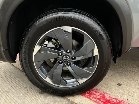 Used 2025 Nissan Rogue SV image 9