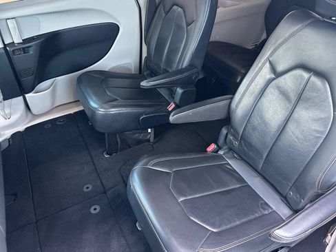 Used 2017 Chrysler Pacifica Touring-L image 12