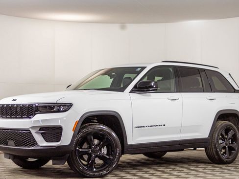 New 2025 Jeep Grand Cherokee Laredo image 2