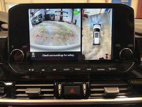 Used 2025 Nissan Pathfinder SL AWD/4WD image 34
