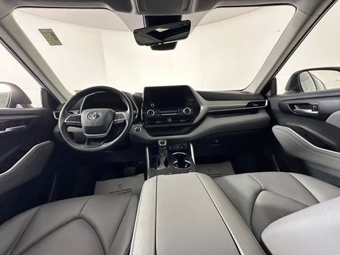 Used 2023 Toyota Highlander XLE AWD/4WD image 19