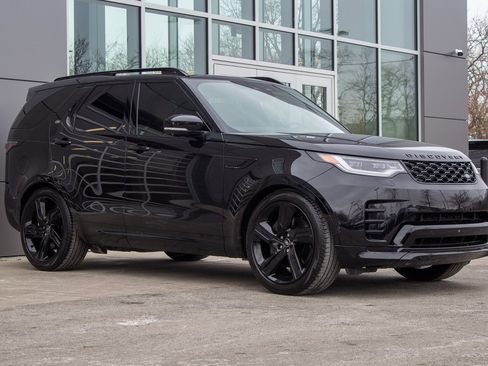 Used 2024 Land Rover Discovery Dynamic SE image 3