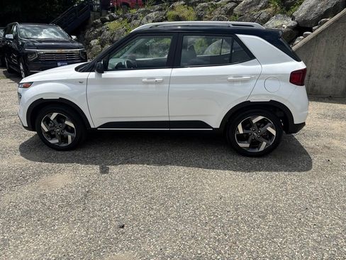 Certified 2024 Hyundai Venue Limited FWD image 3