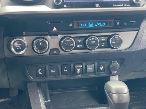 Used 2021 Toyota Tacoma TRD Off-Road w/ TRD Premium Off Road Package AWD/4WD image 17