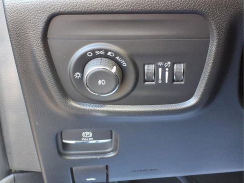 Used 2025 Jeep Grand Cherokee Summit w/ Luxury Tech Group V image 17