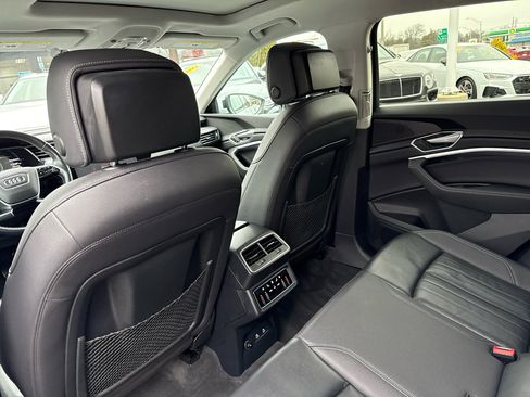 Used 2022 Audi e-tron Premium w/ Convenience Plus Package image 27