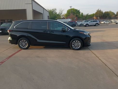 Used 2025 Toyota Sienna LE image 7