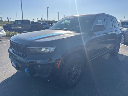 Used 2024 Jeep Grand Cherokee Trailhawk w/ Luxury Tech Group III AWD/4WD image 3