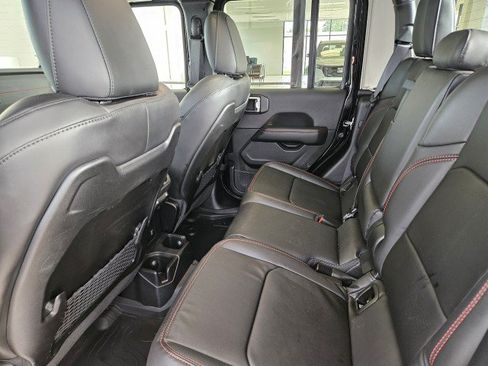Used 2025 Jeep Gladiator Rubicon w/ Convenience Group AWD/4WD image 9