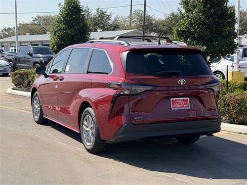 New 2026 Toyota Sienna LE image 5
