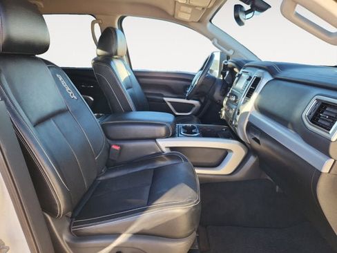 Used 2018 Nissan Titan PRO-4X w/ Pro-4x Convenience Package image 15