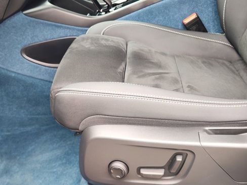 Used 2023 Volvo XC40 Recharge Ultimate image 24