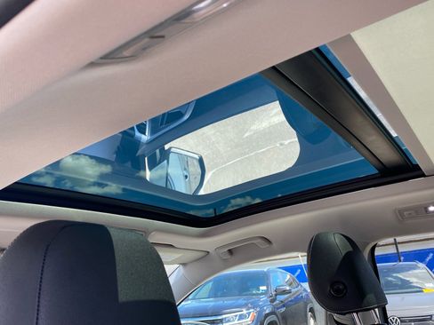 Certified 2025 Volkswagen Taos SE w/ Panoramic Sunroof Package FWD image 21