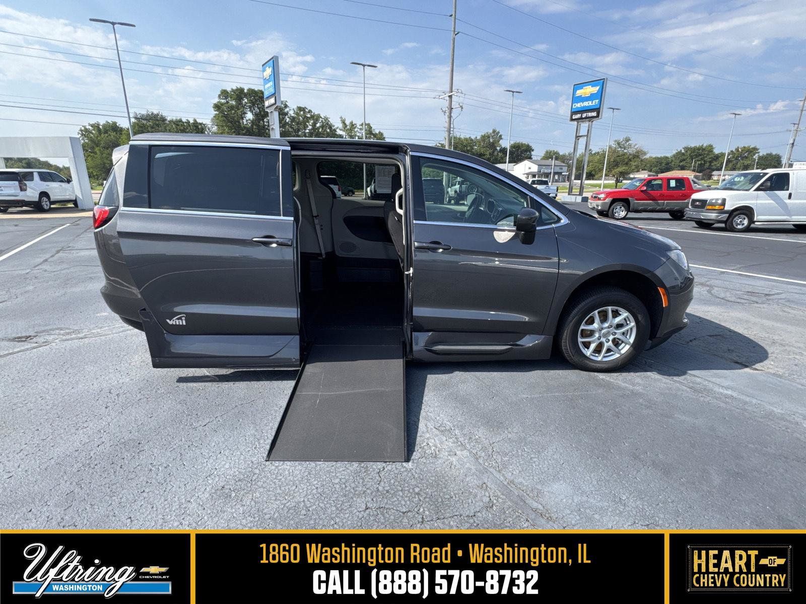 Used 2022 Chrysler Voyager LX FWD image 1