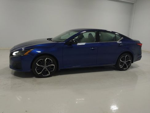 Used 2023 Nissan Altima 2.5 SR AWD/4WD image 2