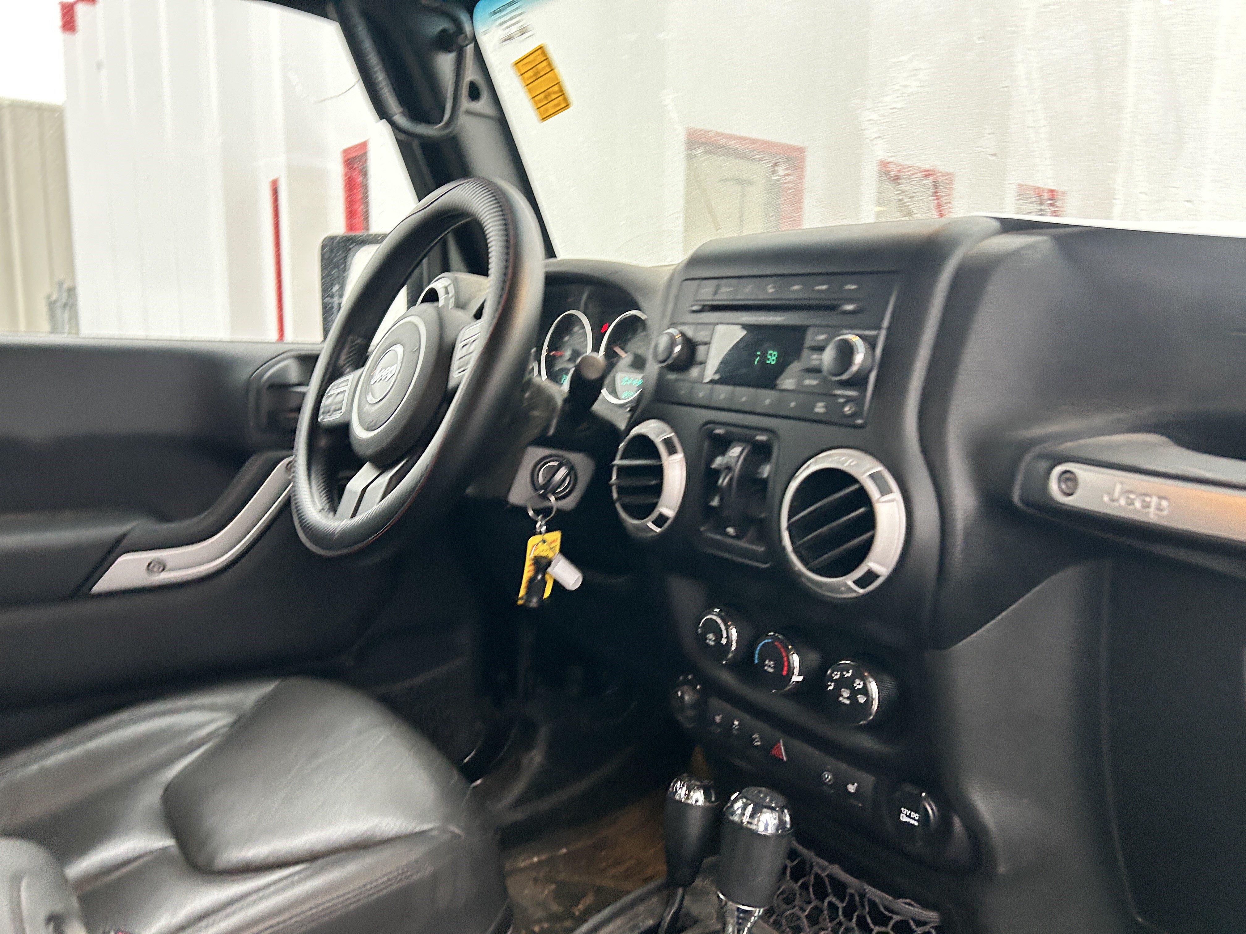 Used 2015 Jeep Wrangler Unlimited Rubicon w/ Connectivity Group AWD/4WD image 14