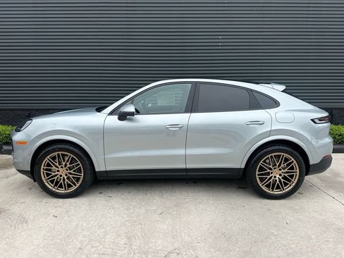 Used 2026 Porsche Cayenne E-Hybrid Coupe AWD/4WD image 2