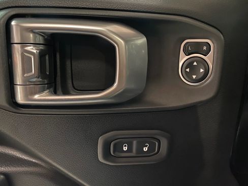 Used 2019 Jeep Wrangler Unlimited Sport image 6