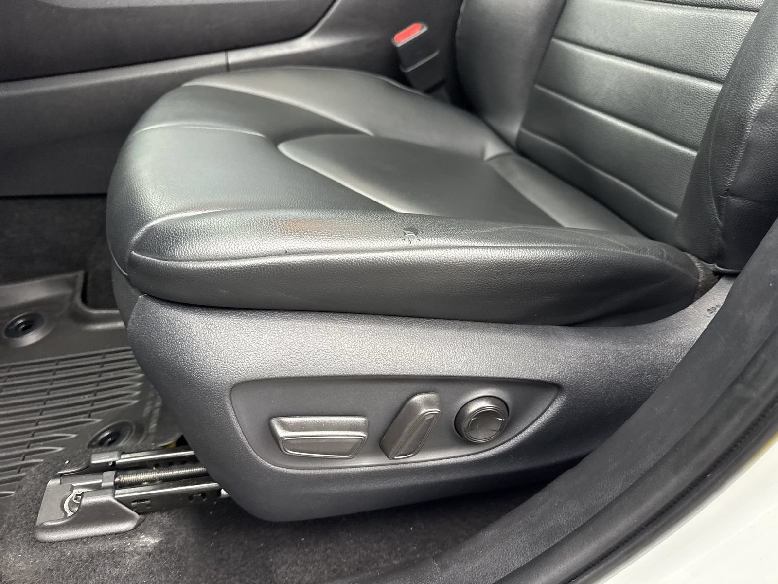 Used 2023 Toyota Highlander XLE FWD image 21