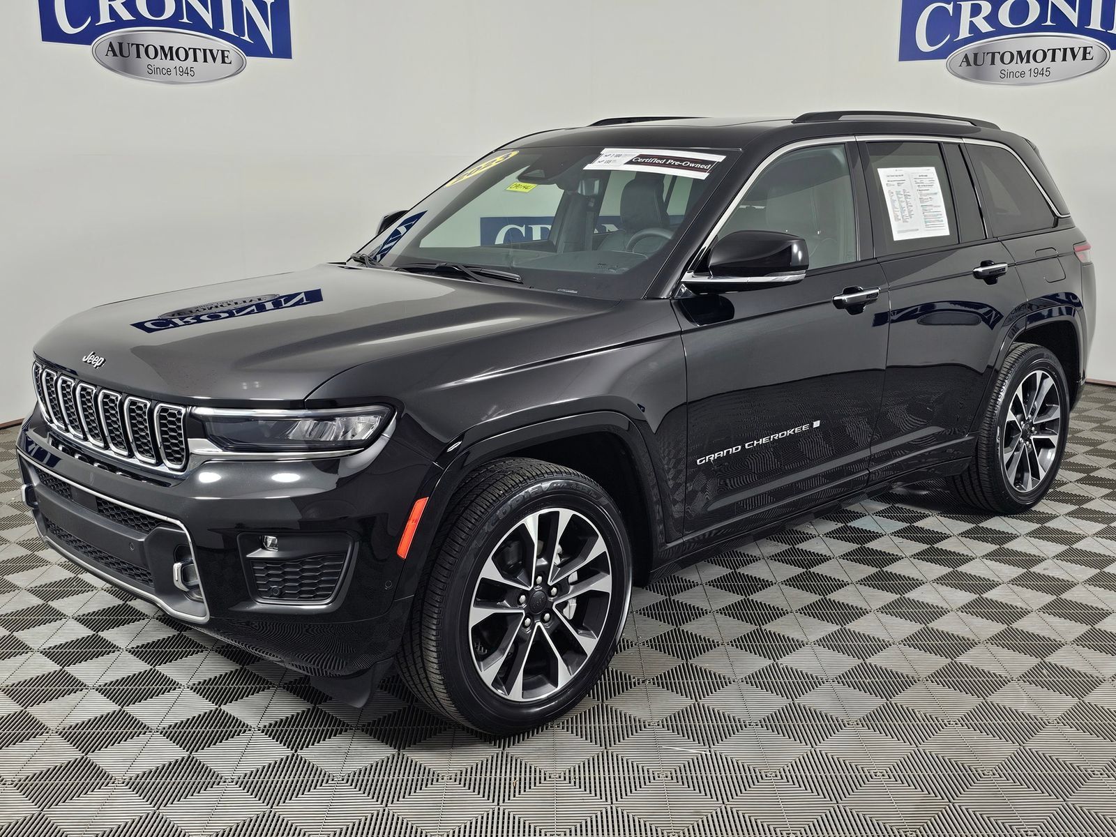 Used 2023 Jeep Grand Cherokee Overland w/ Luxury Tech Group IV AWD/4WD image 42