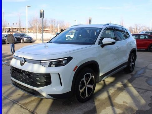 Used 2025 Volkswagen Tiguan SE w/ Panoramic Sunroof Package image 3