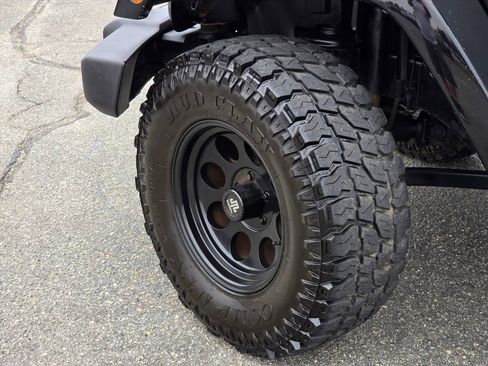 Used 2012 Jeep Wrangler Unlimited Sahara image 27