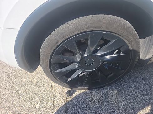 Used 2023 Tesla Model Y Long Range AWD/4WD image 9