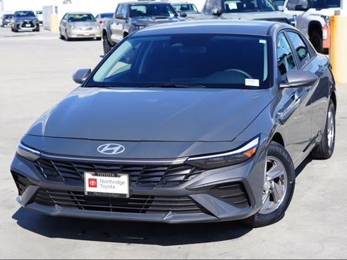 Used 2025 Hyundai Elantra SE image 4