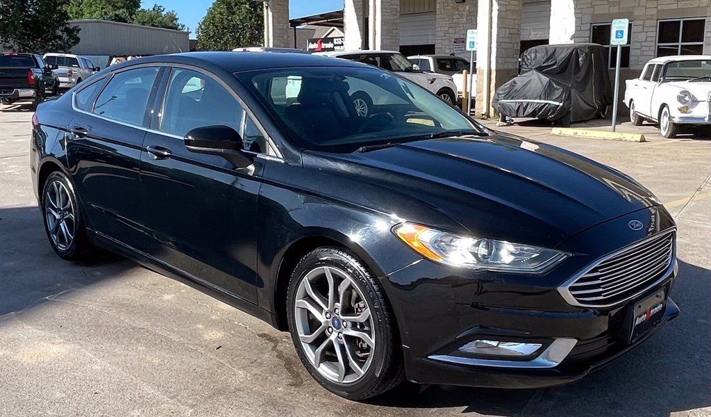 Used 2017 Ford Fusion SE w/ Equipment Group 201A FWD image 2