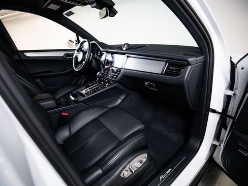 Certified 2026 Porsche Macan AWD/4WD image 28