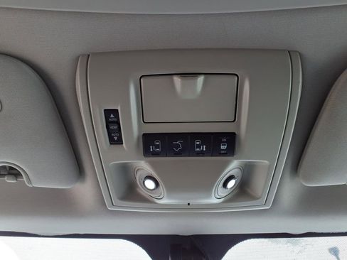 Used 2014 Chrysler Town & Country Touring-L image 22