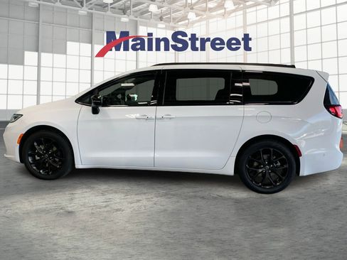 Used 2025 Chrysler Pacifica Limited image 2