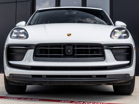 Certified 2023 Porsche Macan AWD/4WD image 8