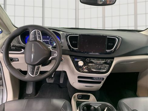 Used 2024 Chrysler Pacifica Touring-L image 24