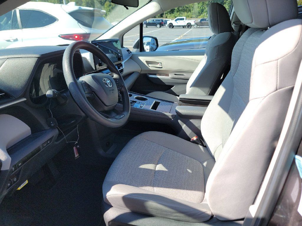 Used 2024 Toyota Sienna LE AWD/4WD image 3