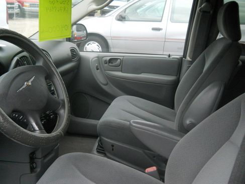 Used 2006 Chrysler Town & Country LX w/ Popular Equipment Group II image 5