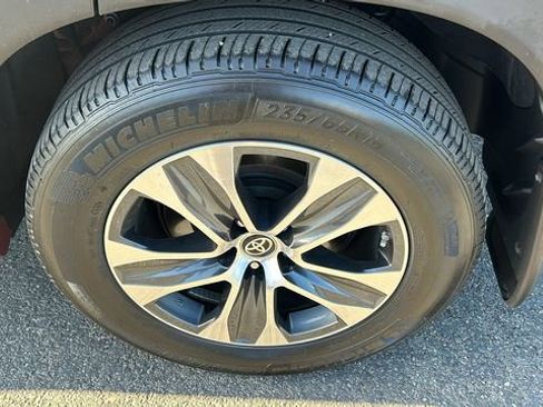 Used 2024 Toyota Highlander XLE image 6