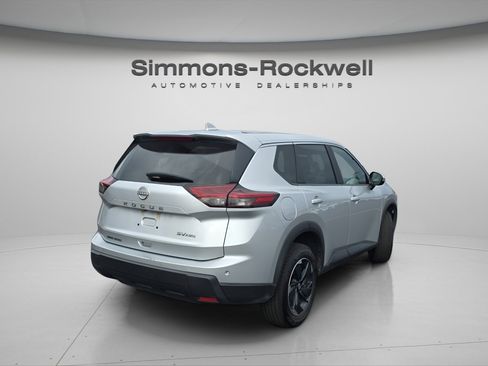 Used 2024 Nissan Rogue SV image 5