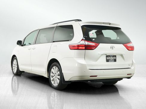 Used 2017 Toyota Sienna XLE Premium AWD/4WD image 3