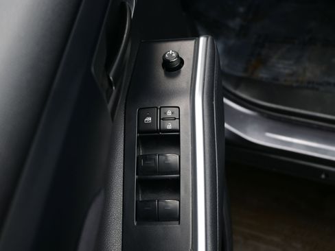 Used 2024 Toyota Highlander LE image 10