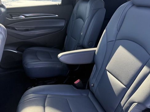 Used 2022 Buick Enclave Essence image 6