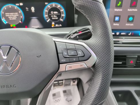 Used 2025 Volkswagen Tiguan SE R-Line image 21