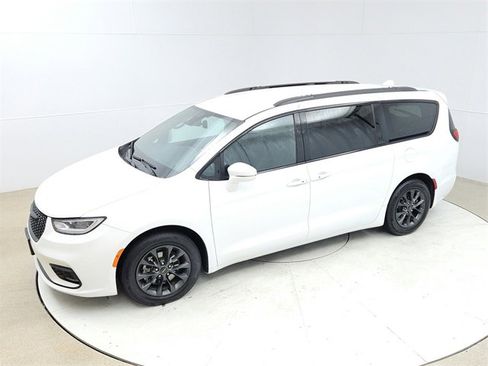 Used 2021 Chrysler Pacifica Touring w/ S Appearance Package image 15