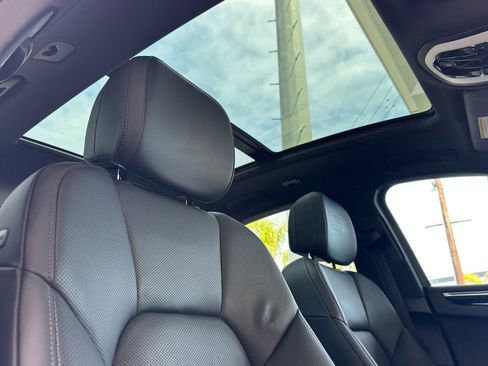 Certified 2022 Porsche Macan AWD/4WD image 17