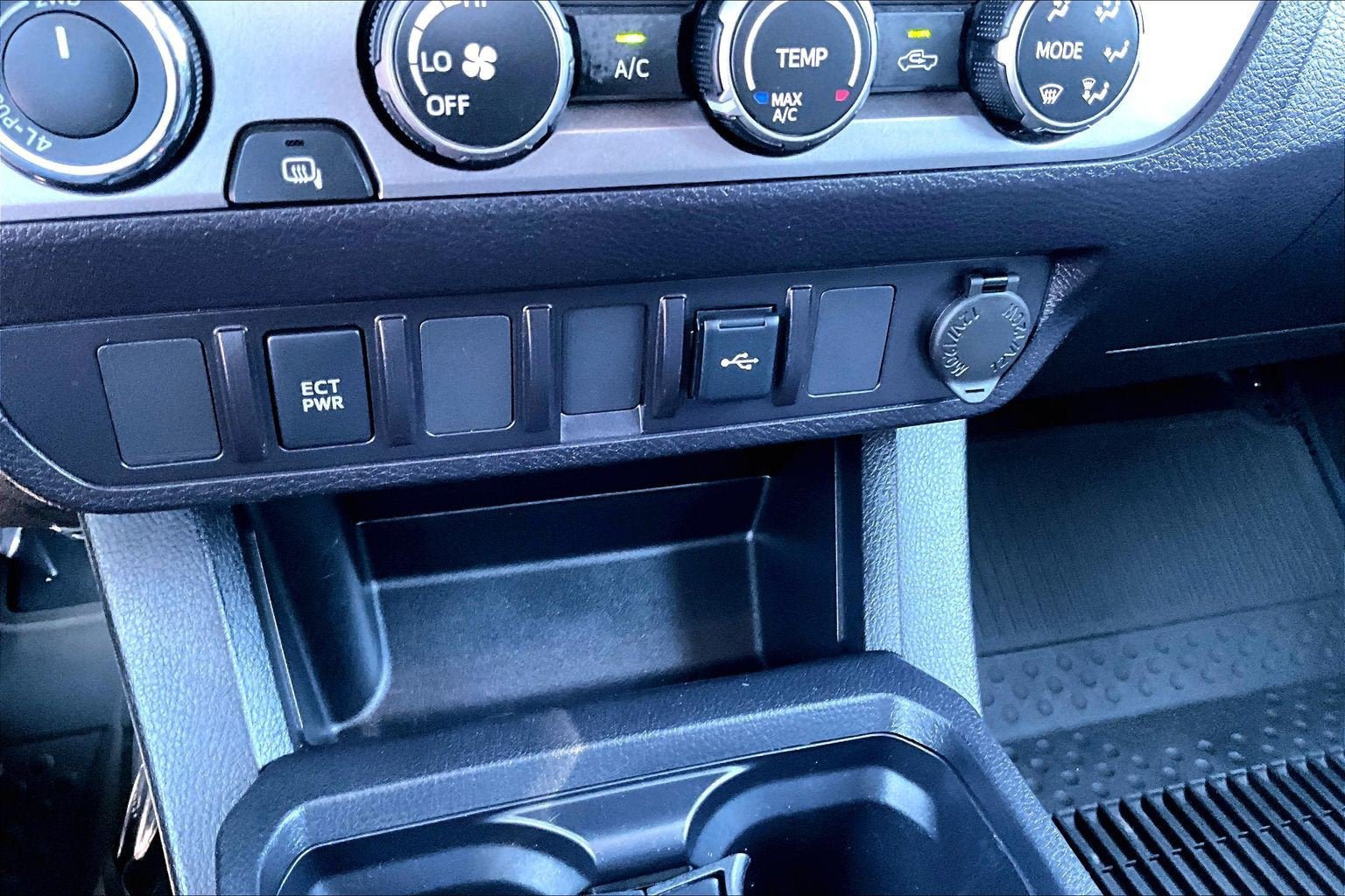 Used 2020 Toyota Tacoma SR5 w/ SR5 Appearance Package (SM) AWD/4WD image 30